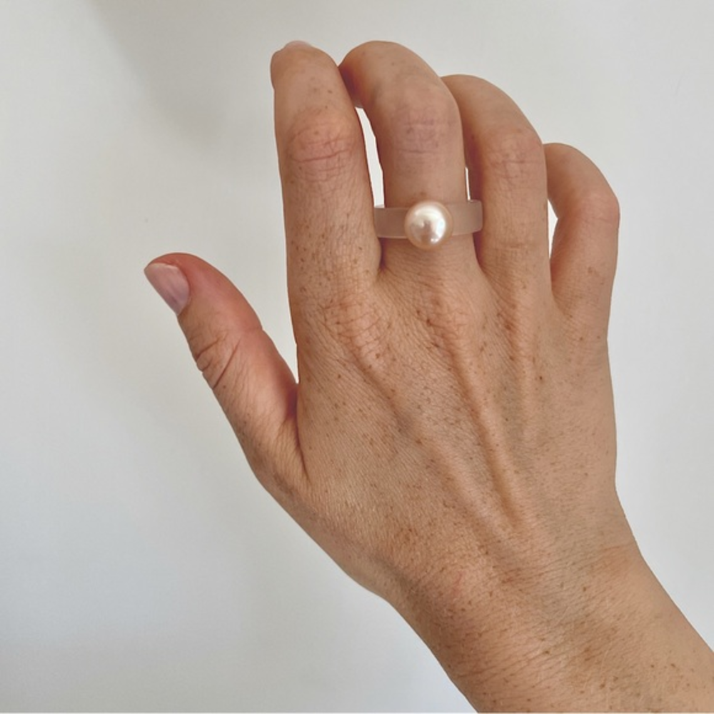 🕊️NEW‎ Pink Pearl Ring on Acrylic Band, Sz 9